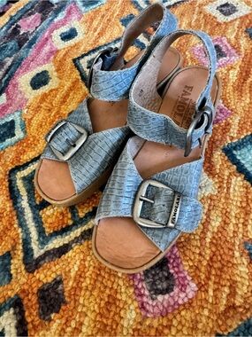 FAMOLARE Double Play Aqua Croc Embossed 2 Buckle Wedge Sandal vintage size 6 M